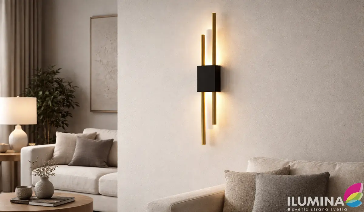 Moderne unutrašnje zidne lampe sa crnim nosačem i zlatnim detaljima montirana na svetlom zidu u minimalističkoj dnevnoj sobi