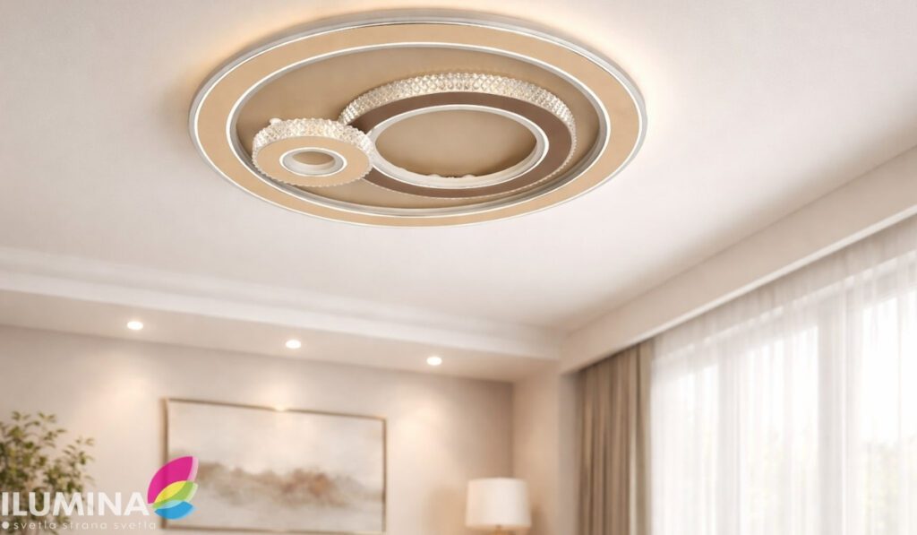 Moderan dnevni boravak sa elegantnim okruglim LED plafonskim svetlom sa kristalnim detaljima u fokusu, u toplim bež i krem tonovima